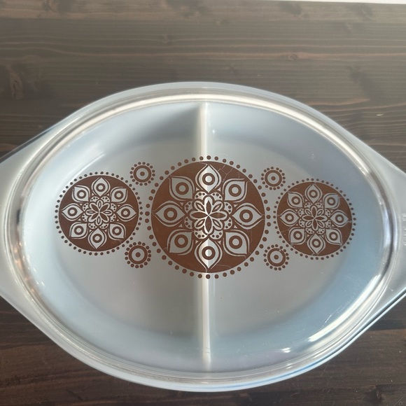 Vintage 1.5 qt Pyrex split dish 
Royal / Holiday promo piece  1961 - Picture 2 of 16